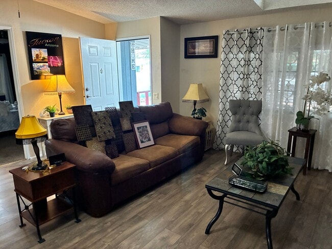Building Photo - 526 W Pelaar Dr