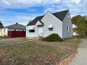 Building Photo - 3 Bed 1 Bath Shadle Park Home - Large Garage