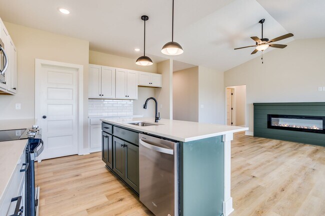 Building Photo - 1025 W Long Path Ct