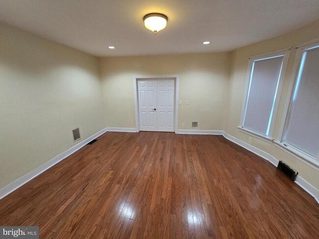 Building Photo - 147 W Douglass St