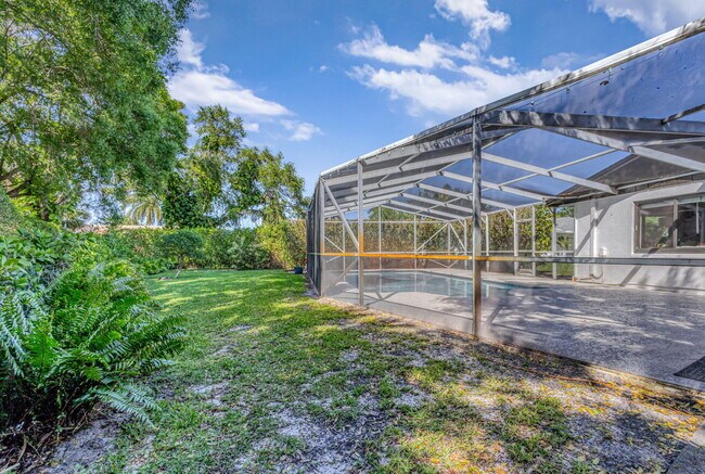 Building Photo - 932 Evergreen Dr