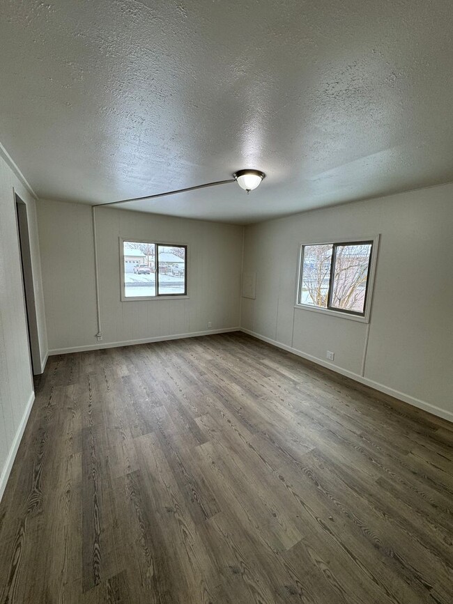 Building Photo - Newly renovated 3 bed 2 bath