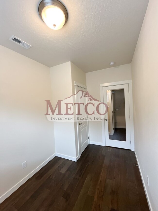 Building Photo - FOR RENT: Beautiful Coburg 3 Bed / 2.5 Bath Craftsman!