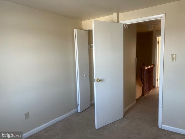 Building Photo - 16 N Pendleton Ct