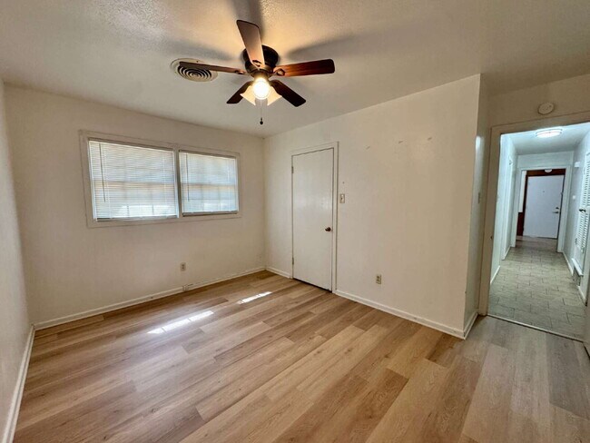 Building Photo - Comfortable and Spacious 2-bedroom home with a garage