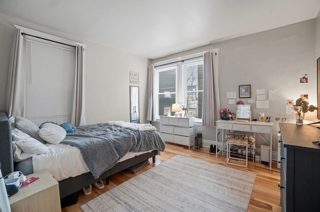 Building Photo - 7 Bed/3 Bath Mins. from UC Campus $700/pp ($4,900/mo)!