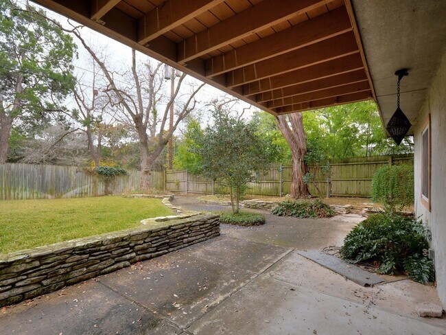 Building Photo - 6001 Highland Hills Dr