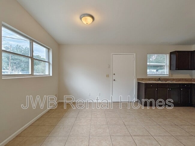 Building Photo - 2233 Monteau Dr