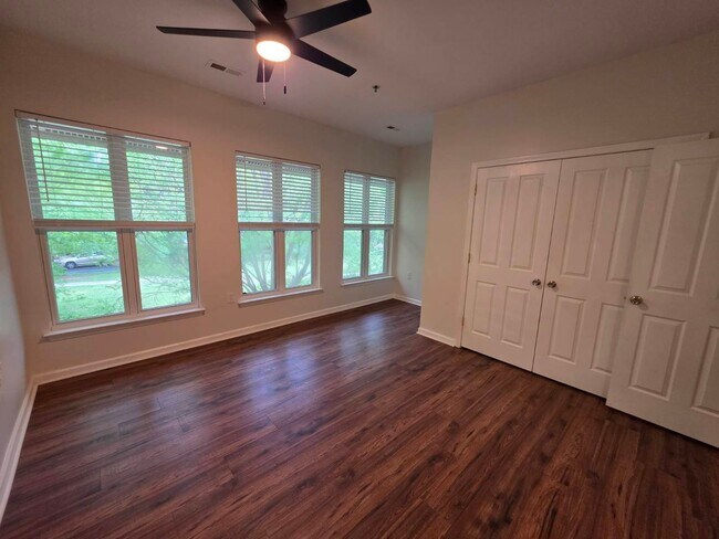 Building Photo - 2 Bedroom/2.5 Bathroom Townhome in First W...