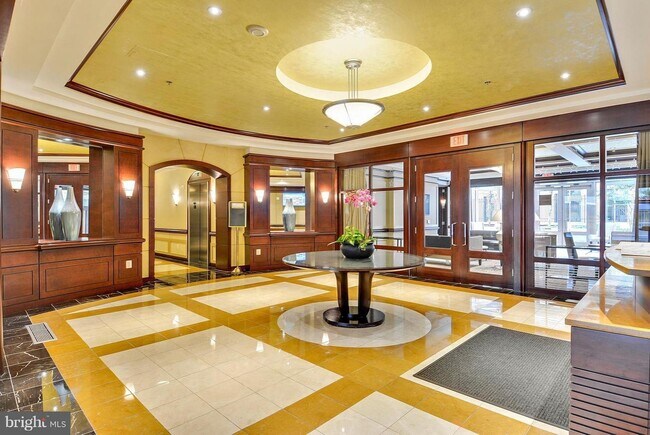 Lobby - 888 N Quincy St