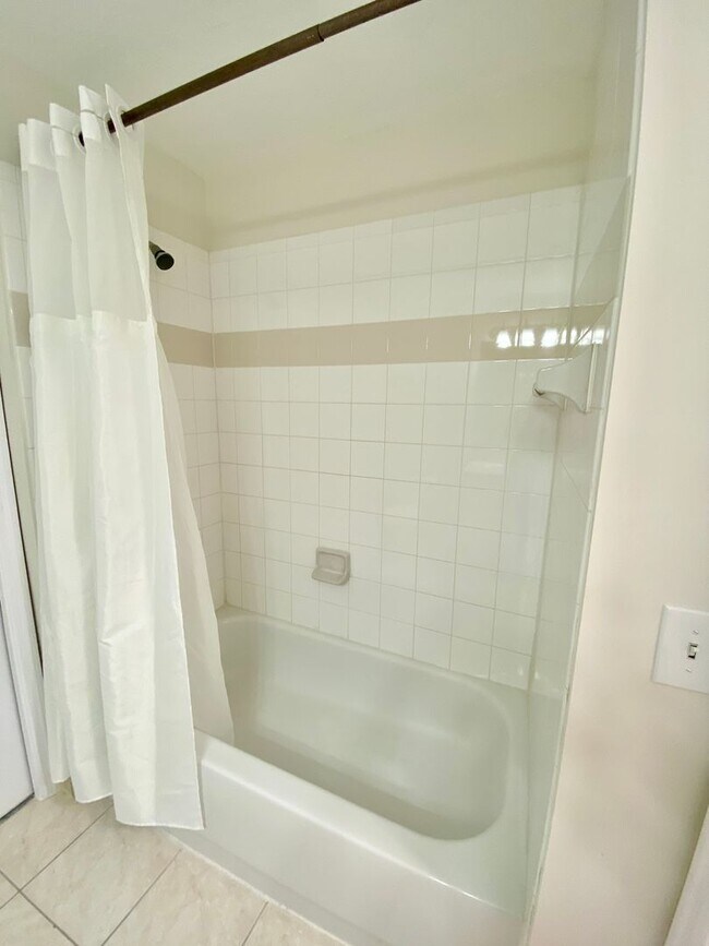 Building Photo - Greenhills-11032