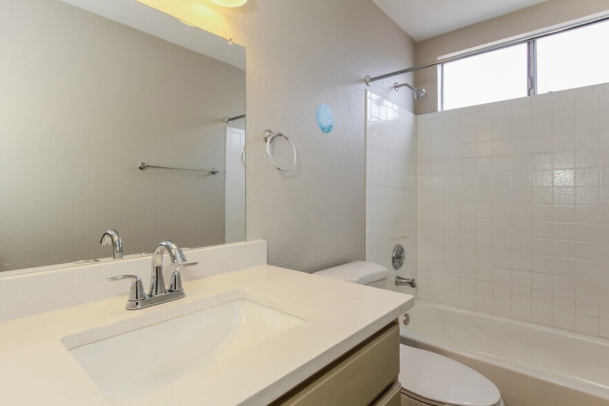Building Photo - 5526 W Garden Dr