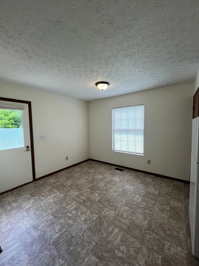 Building Photo - Creve Coeur Lane