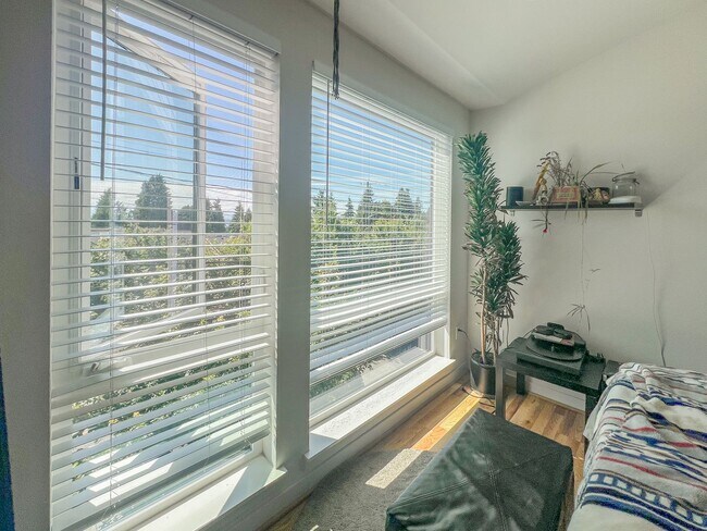Building Photo - 3bd/2ba Seattle Townhome