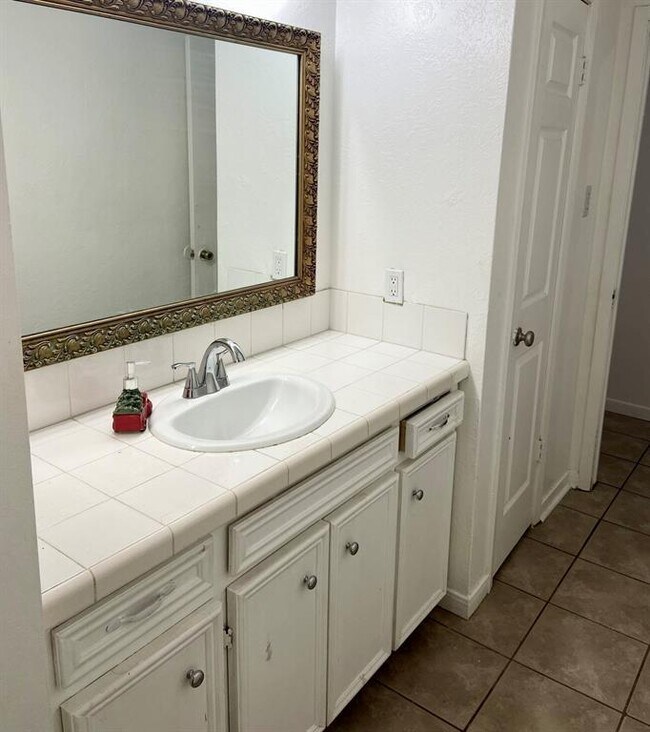 Building Photo - 15811 Oakendell Dr