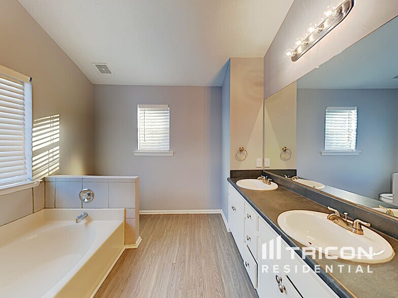 Building Photo - 2827 Appaloosa Run