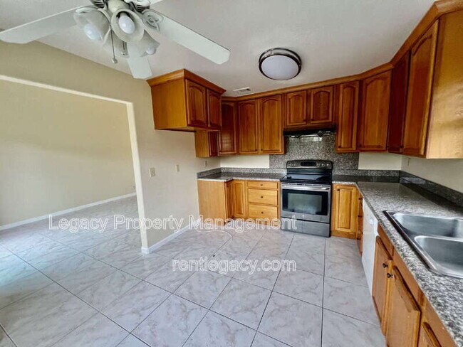 Building Photo - 827 Crested Dr