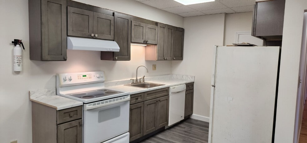 Kitchen w Stove Dishwasher - 29 William St