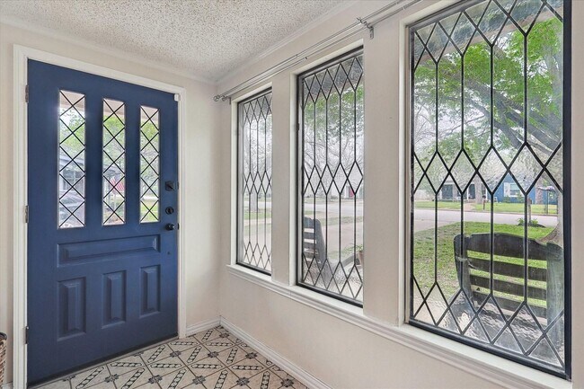 Building Photo - Amazing Historic 1940's Home in Original C...