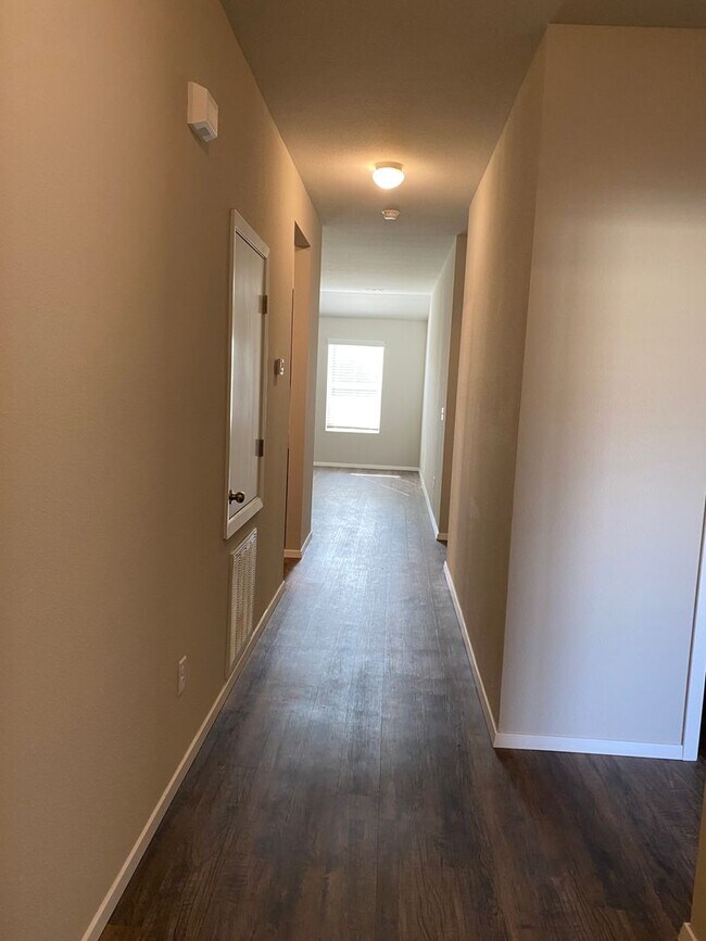 Building Photo - Comfortable 3-Bedroom, 2 Bath Living in Regency Park