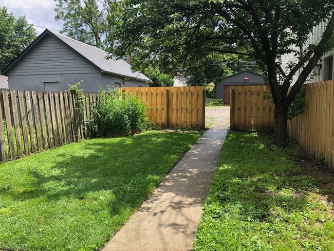 Building Photo - Summit St 814-816 MLR