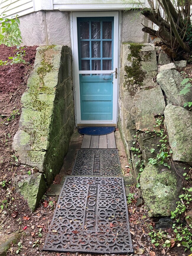 Private ground entry level no stairs - 15 Cross St