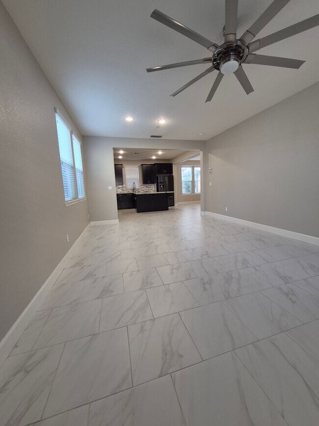 Building Photo - Gorgeous 4bd/2.5ba Two Story Home In Roseville!