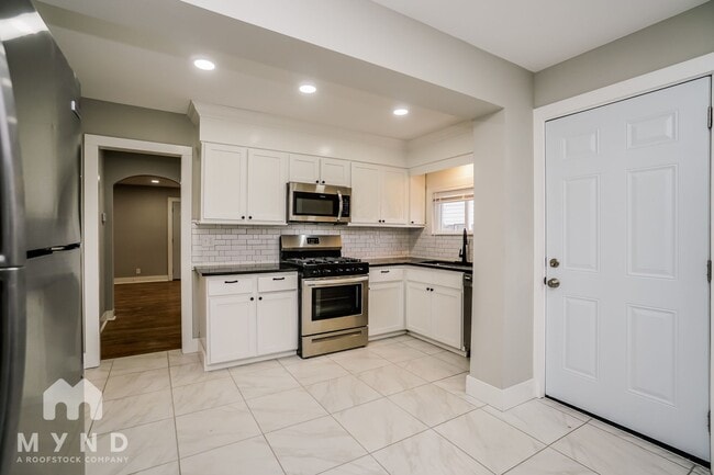 Building Photo - 727 Reinhard Ave