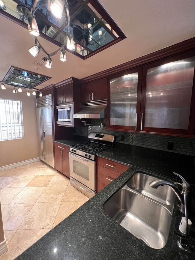 Building Photo - Fully furnished (Short Term Available) / G...
