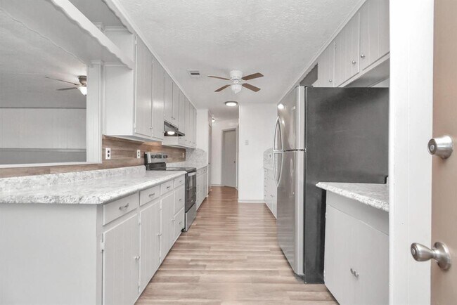 Building Photo - 215 Veselka Rd