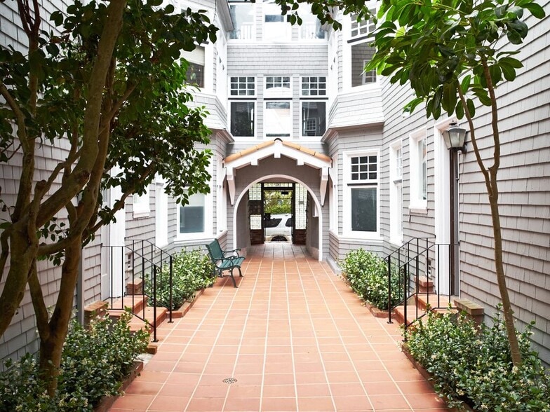 Building Photo - 833 Ashbury St