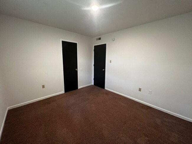 Building Photo - 3 Bedroom/1.5 bathroom Duplex