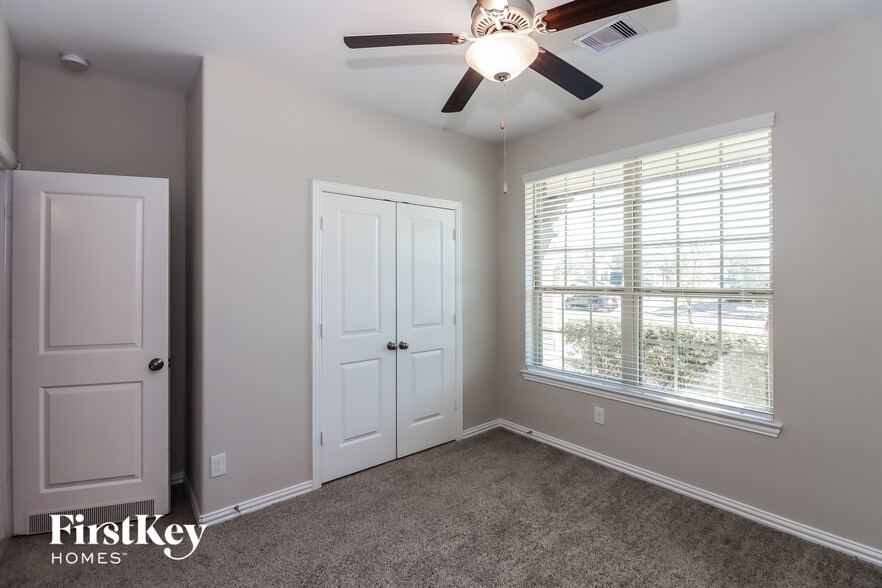 Building Photo - 6406 Wolf Run Dr