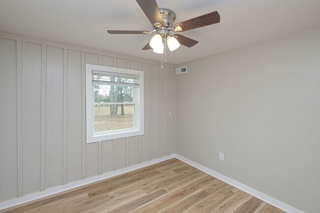 Building Photo - Newly Renovated - Move In Ready Home! 5 Bedrooms 3 Bathrooms