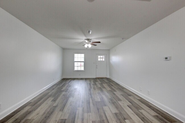 Building Photo - Fresh and so Clean Clean Close to Everything!