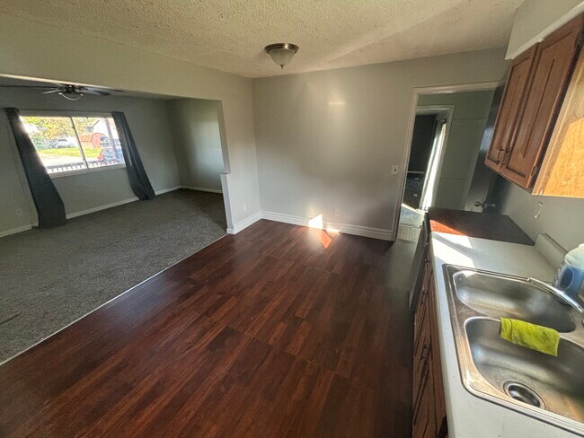 Building Photo - Columbine Ave