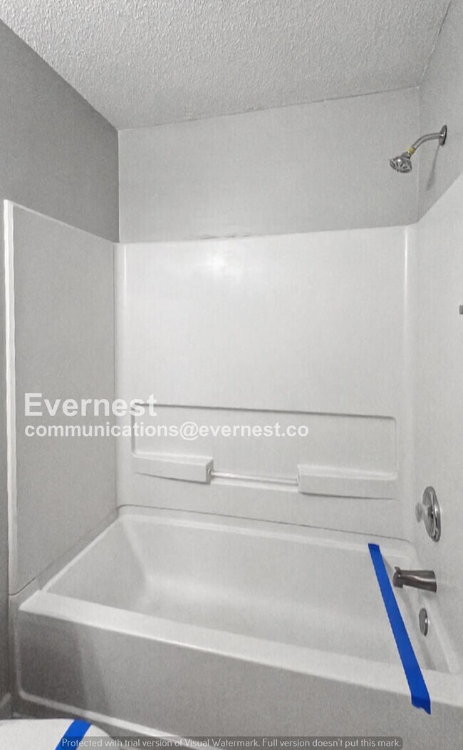 Building Photo - 3 Bed, 2.5 Bath Home with Modern Comforts / Pet-Friendly / Available Now!