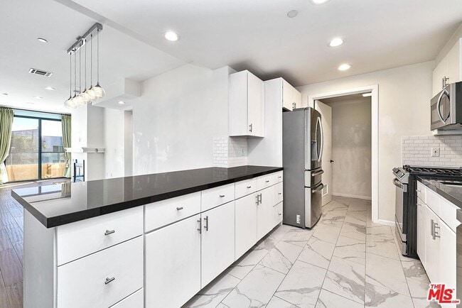 Building Photo - 871 Crenshaw Blvd