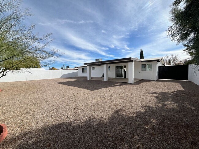 Building Photo - Gorgeous fully remodeled centrally located 3 bedroom home.