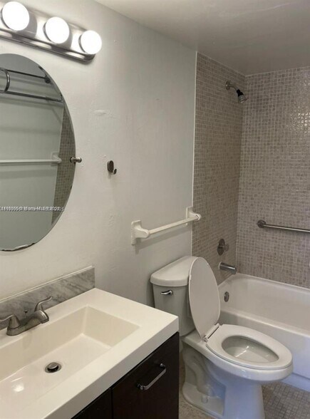 Building Photo - 4164 Inverrary Dr