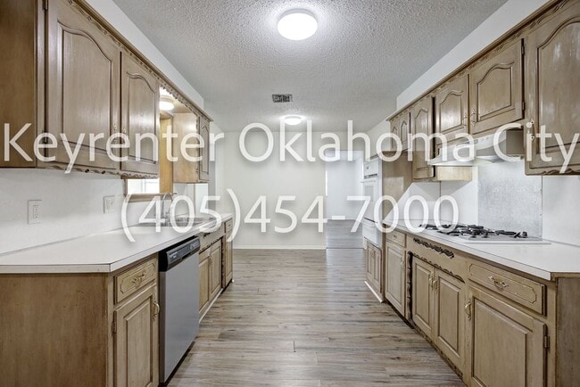 Building Photo - Massive 3BD/2BTH Home Minutes from the Highway.