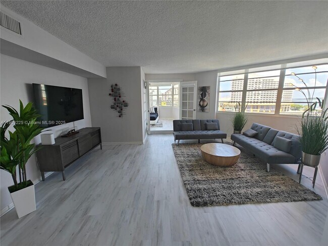 Building Photo - 801 Brickell Bay Dr