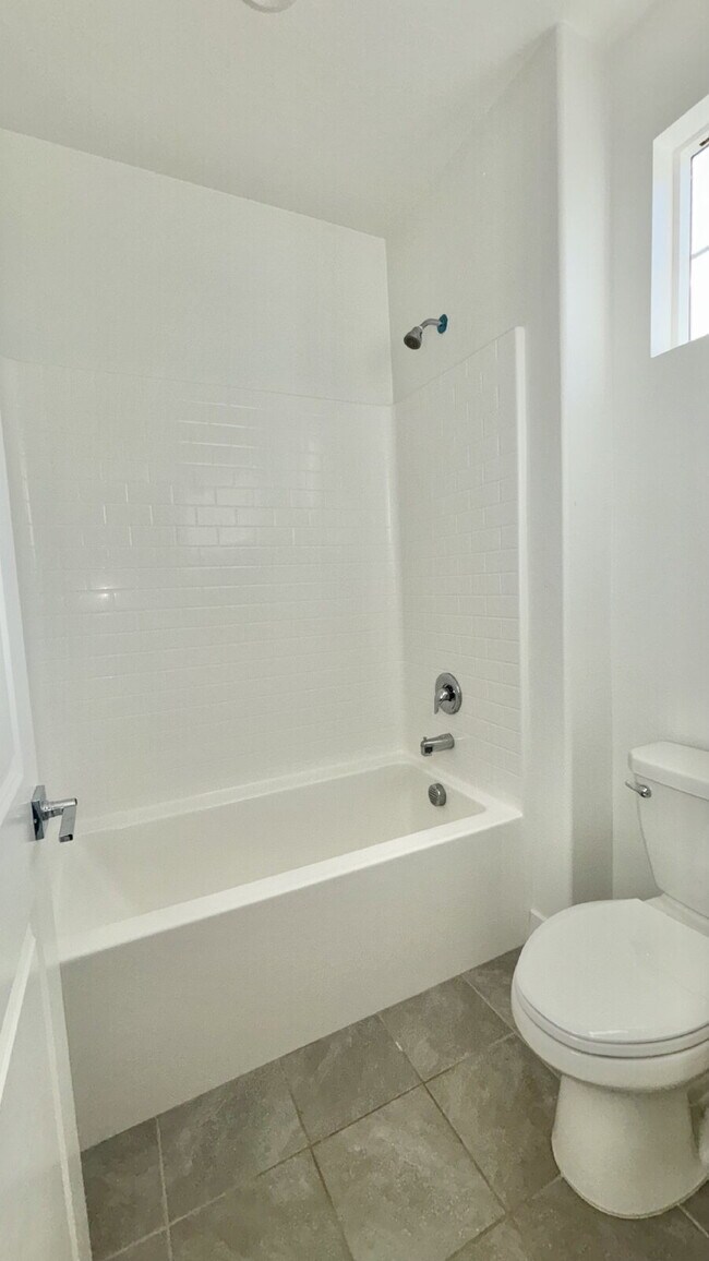 Building Photo - 4 Bedrooms Available University Park