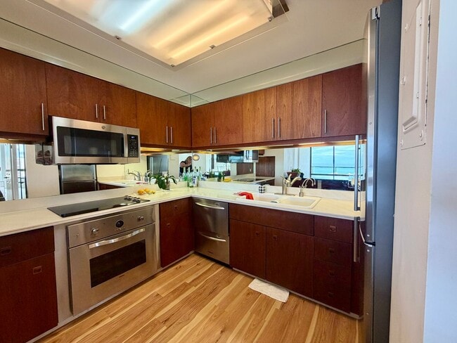 Building Photo - Luxury High-Floor Condo with Panoramic Ocean & Diamond Head Views | 2 Parking | Great Building Am...