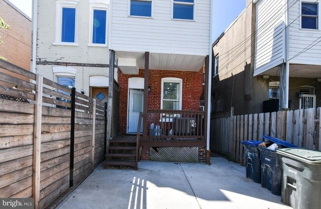 Building Photo - 104 R St NE