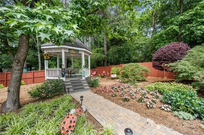 Building Photo - 2132 Dunwoody Glen