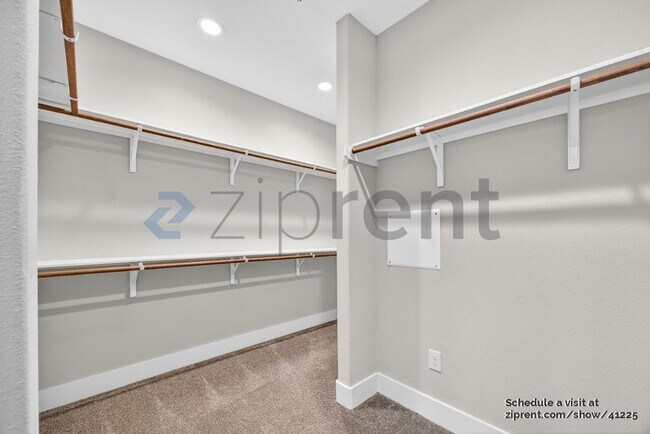 Building Photo - 1511 E Sandalwood Ln