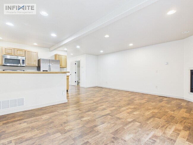 Building Photo - 935 Forestglen Dr