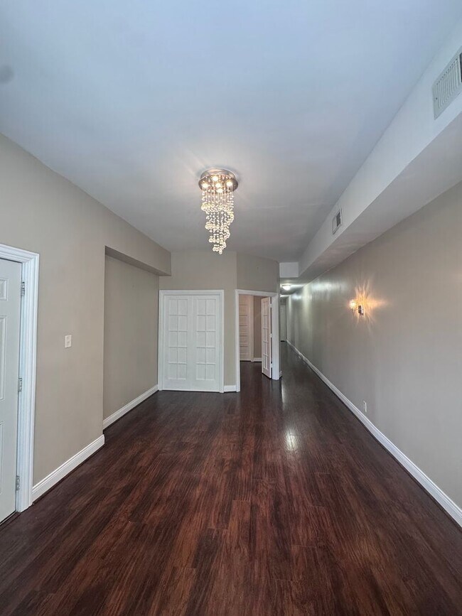 Building Photo - Beautiful 2-Bedroom 1-bath Graystone Apart...