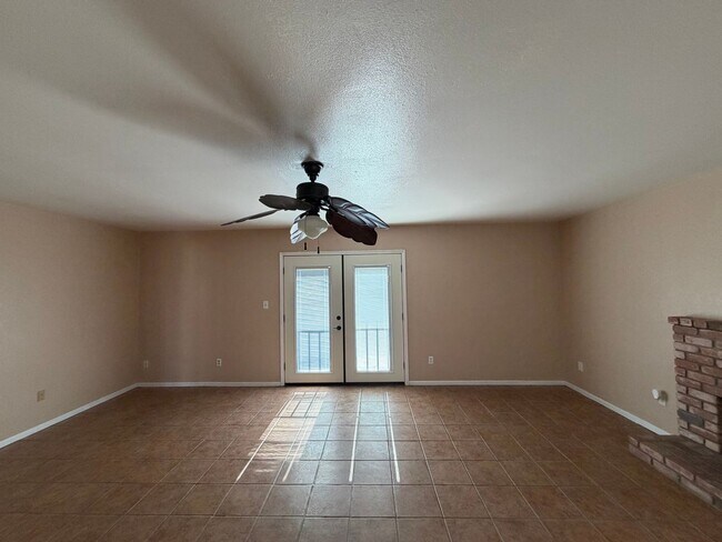 Building Photo - Wow Check out this 3 BD 2 BA SW Charmer near White Ln & Akers Road